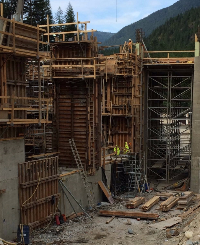 Coffrage d’une structure de béton sur un chantier CTD