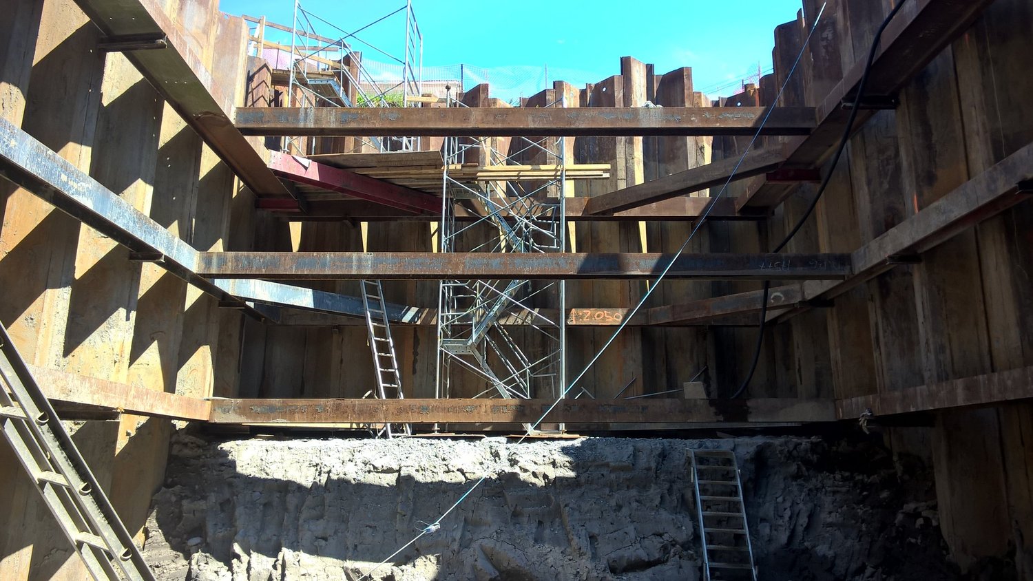 Enceinte d’excavation en palplanches avec contreventement