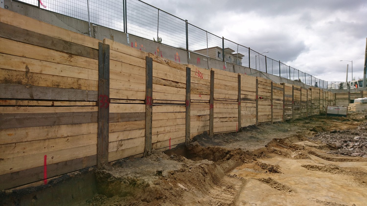 Soutènement par mur berlinois avec éléments de bois