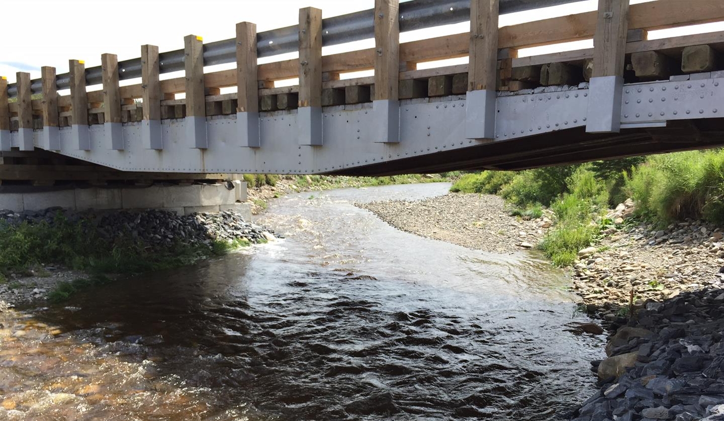 Pont temporaire franchissant un cours d’eau