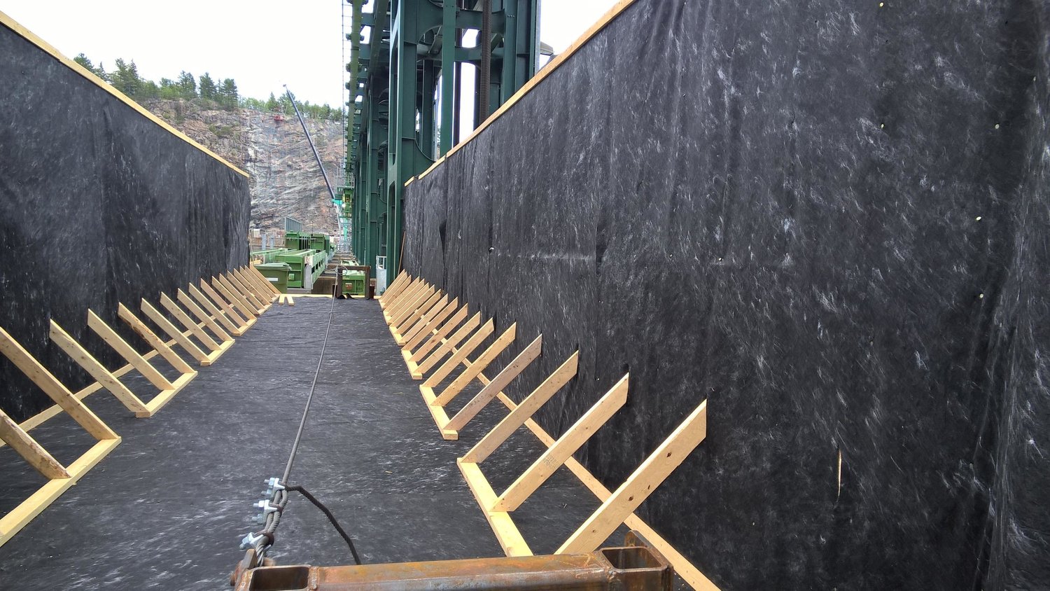 Plateforme d’accès aménagée entre des ouvrages de béton