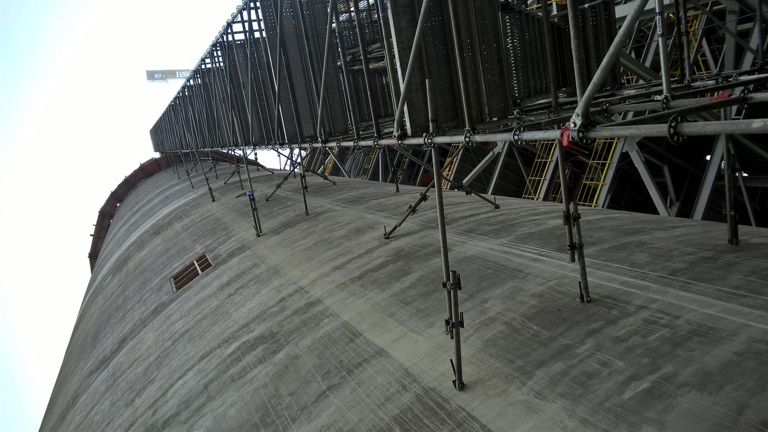 Structure d’échafaudage sur une surface de béton inclinée
